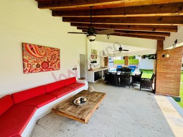 Venta casa LOMAS DE COCOYOC. Doble terreno