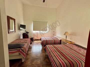Venta casa LOMAS DE COCOYOC. Doble terreno