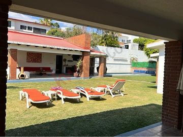 Venta casa LOMAS DE COCOYOC. Doble terreno