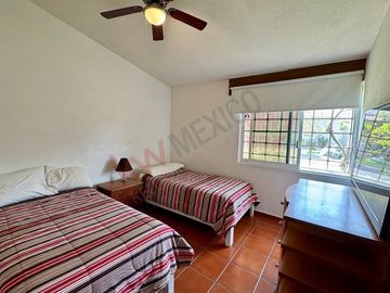 Venta casa LOMAS DE COCOYOC. Doble terreno