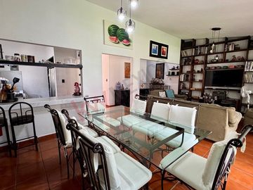 Venta casa LOMAS DE COCOYOC. Doble terreno