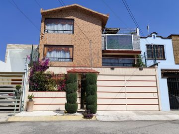 Casa en Real del Valle, tres niveles con salón de juegos y roofgarden. IDEAL PARA OFICINAS
