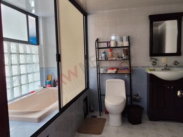 Casa en Real del Valle, tres niveles con salón de juegos y roofgarden. IDEAL PARA OFICINAS