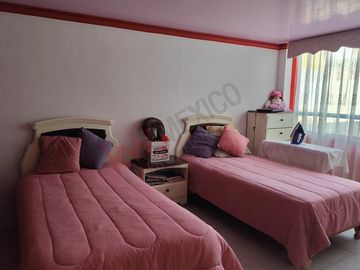 Casa en Real del Valle, tres niveles con salón de juegos y roofgarden. IDEAL PARA OFICINAS
