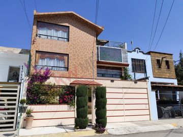 Casa en Real del Valle, tres niveles con salón de juegos y roofgarden. IDEAL PARA OFICINAS
