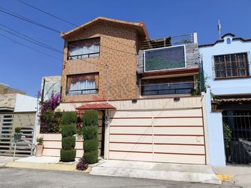 Casa en Real del Valle, tres niveles con salón de juegos y roofgarden. IDEAL PARA OFICINAS