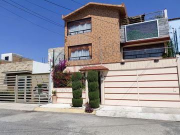 Casa en Real del Valle, tres niveles con salón de juegos y roofgarden. IDEAL PARA OFICINAS