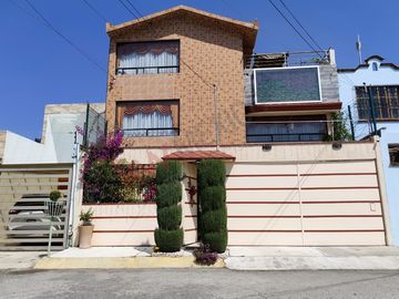 Casa en Real del Valle, tres niveles con salón de juegos y roofgarden. IDEAL PARA OFICINAS