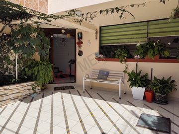 Casa en Real del Valle, tres niveles con salón de juegos y roofgarden. IDEAL PARA OFICINAS