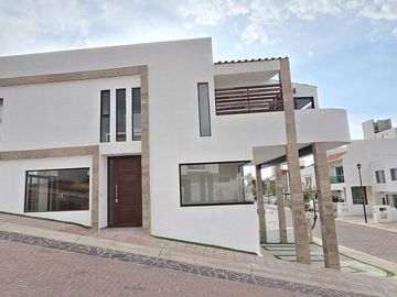 Venta de casa nueva con 4 rec y Roof Garden en Pedregal de Schoenstatt