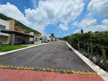 Venta de casa nueva en Cumbres del Cimatario con recamara en PB