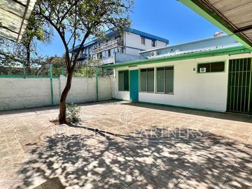 Estupenda casa uso comercial al lado del metro el parrón