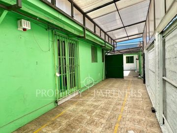 Estupenda casa uso comercial al lado del metro el parrón