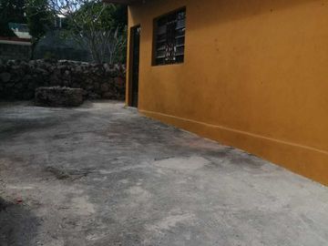 CASA PARA REMODELAR EN VENTA EN ESQUINA, EN EL PUEBLO MAGICO DE IZAMAL.
