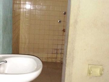 CASA PARA REMODELAR EN VENTA EN ESQUINA, EN EL PUEBLO MAGICO DE IZAMAL.
