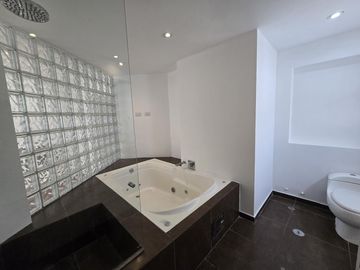 VENDO PENTHOUSE CON PISCINA EN MIRAFLORES