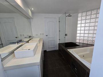 VENDO PENTHOUSE CON PISCINA EN MIRAFLORES