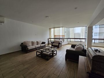 VENDO PENTHOUSE CON PISCINA EN MIRAFLORES