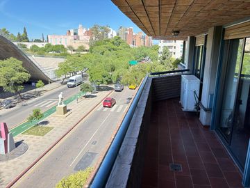 NUEVA CÓRDOBA*EXCLUSIVO SEMIPISO FRENTE AL PARQUE SARMIENTO – 3 DORM   2 COCHERAS