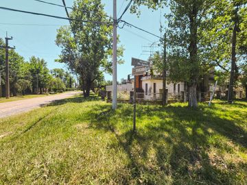 Terreno en esquina en perfecta ubicación y con casa a refaccionar en Funes