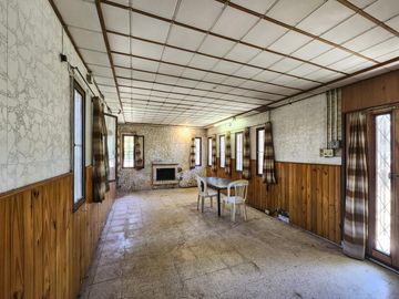 Terreno en esquina en perfecta ubicación y con casa a refaccionar en Funes