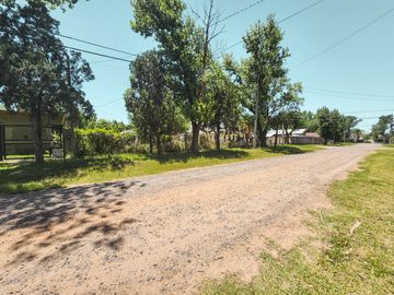 Terreno en esquina en perfecta ubicación y con casa a refaccionar en Funes
