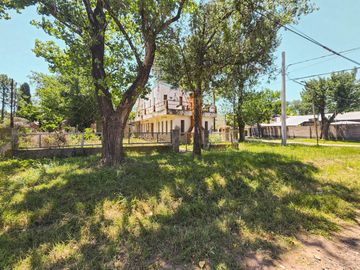 Terreno en esquina en perfecta ubicación y con casa a refaccionar en Funes