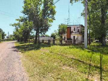 Terreno en esquina en perfecta ubicación y con casa a refaccionar en Funes