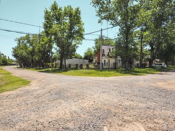 Terreno en esquina en perfecta ubicación y con casa a refaccionar en Funes