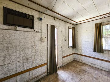 Terreno en esquina en perfecta ubicación y con casa a refaccionar en Funes