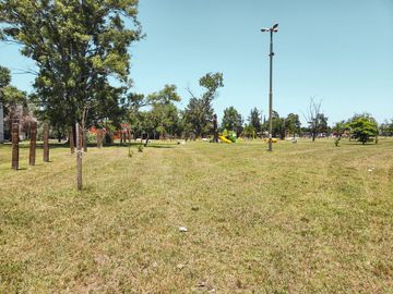 Terreno en esquina en perfecta ubicación y con casa a refaccionar en Funes