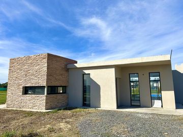 Venta Casa 4 Ambientes Con Pileta Medal Country Club