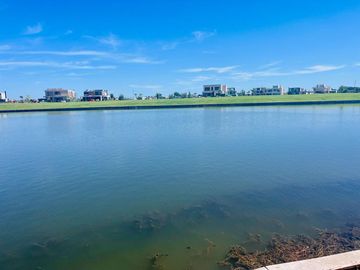 Nuevo ingreso, lote en venta en Puentes con doble espejo de laguna
