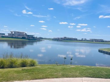 Nuevo ingreso, lote en venta en Puentes con doble espejo de laguna
