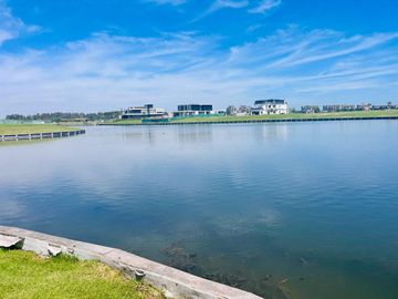 Nuevo ingreso, lote en venta en Puentes con doble espejo de laguna