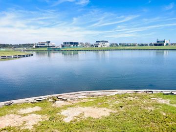 Nuevo ingreso, lote en venta en Puentes con doble espejo de laguna