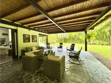 Rodeada de exuberante naturaleza y fauna