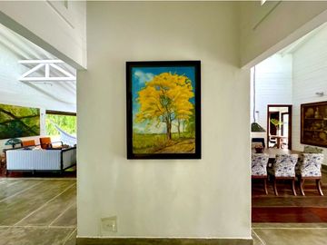 Rodeada de exuberante naturaleza y fauna