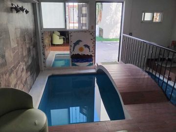 SE VENDE CASA DE 3 NIVELES CON ALBERCA