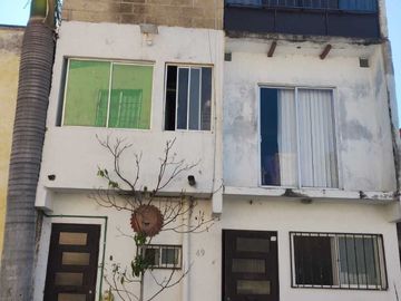 SE VENDE CASA DE 3 NIVELES CON ALBERCA