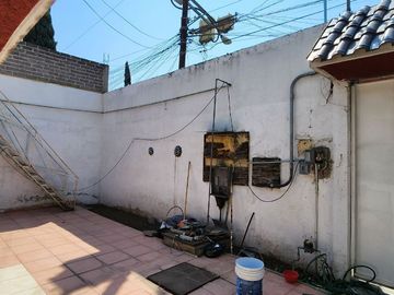 VENTA DE CASA PARA REMODELAR EN  TLAHUAC, A UNOS METROS DEL METRO LOS OLIVOS