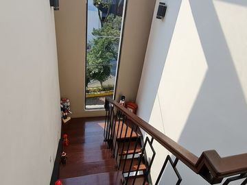 VENDE RESIDENCIA EN AGUILAS, SEGURIDAD, REMODELADA, AMPLIO JARDIN