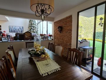 VENDE RESIDENCIA EN AGUILAS, SEGURIDAD, REMODELADA, AMPLIO JARDIN