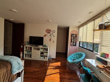 VENDE RESIDENCIA EN AGUILAS, SEGURIDAD, REMODELADA, AMPLIO JARDIN