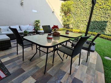 VENDE RESIDENCIA EN AGUILAS, SEGURIDAD, REMODELADA, AMPLIO JARDIN