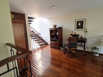 VENDE RESIDENCIA EN AGUILAS, SEGURIDAD, REMODELADA, AMPLIO JARDIN
