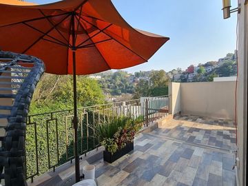 VENDE RESIDENCIA EN AGUILAS, SEGURIDAD, REMODELADA, AMPLIO JARDIN