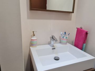 VENDE RESIDENCIA EN AGUILAS, SEGURIDAD, REMODELADA, AMPLIO JARDIN