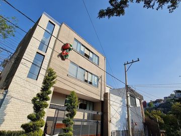 VENDE RESIDENCIA EN AGUILAS, SEGURIDAD, REMODELADA, AMPLIO JARDIN