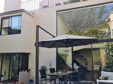 VENDE RESIDENCIA EN AGUILAS, SEGURIDAD, REMODELADA, AMPLIO JARDIN